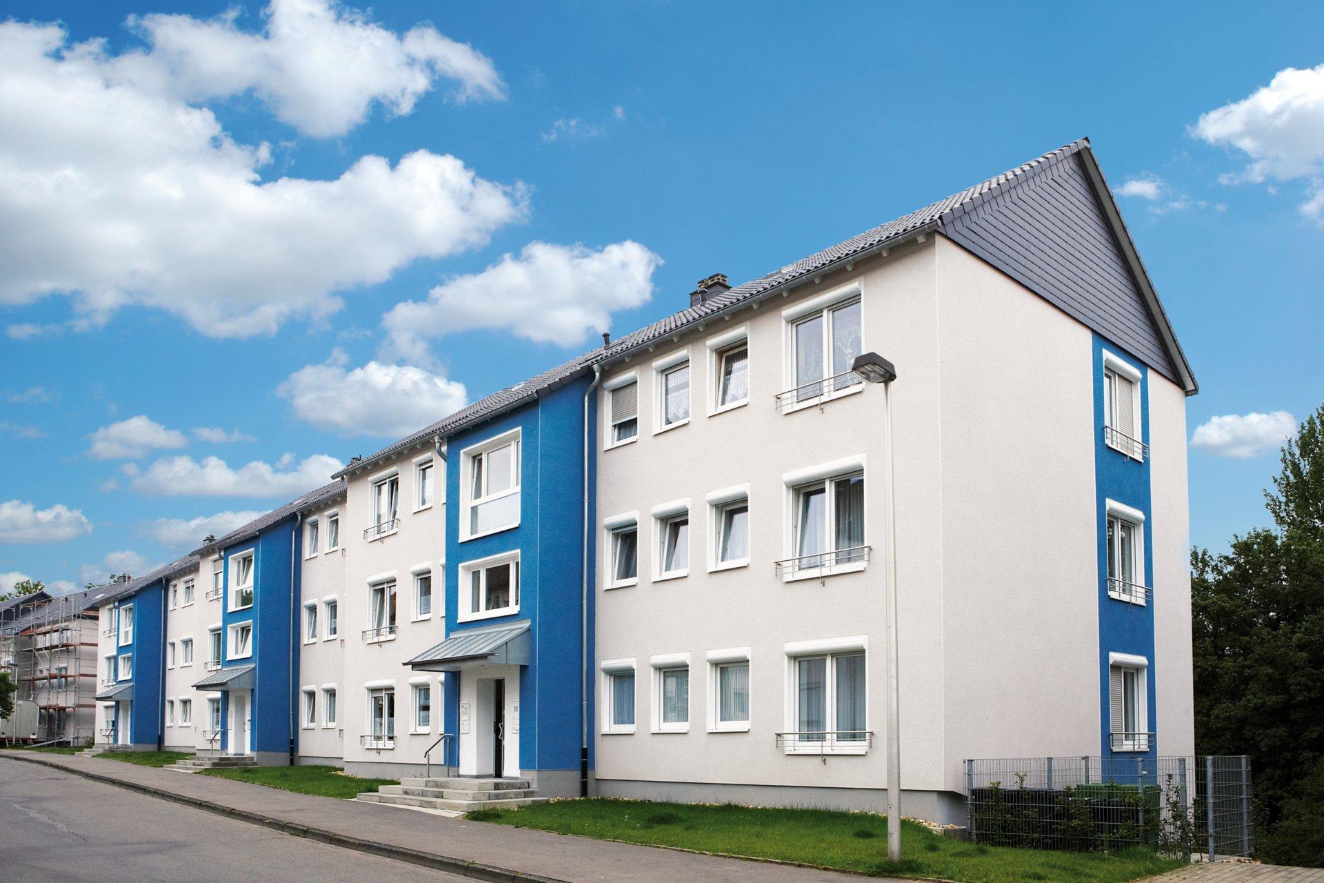 Meinerzhagen Mehrfamilienhaus weiß blau Farbe