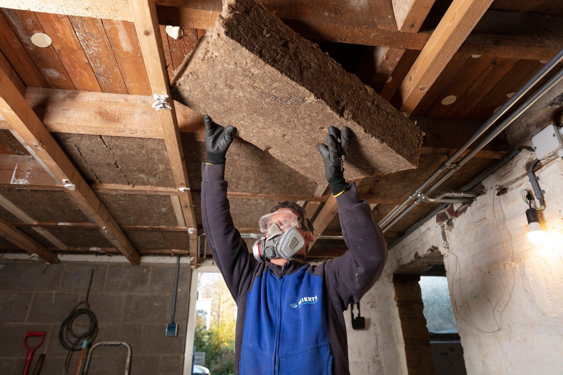 Plafond of plat dak isoleren met steenwol isolatieplaten van onderaf